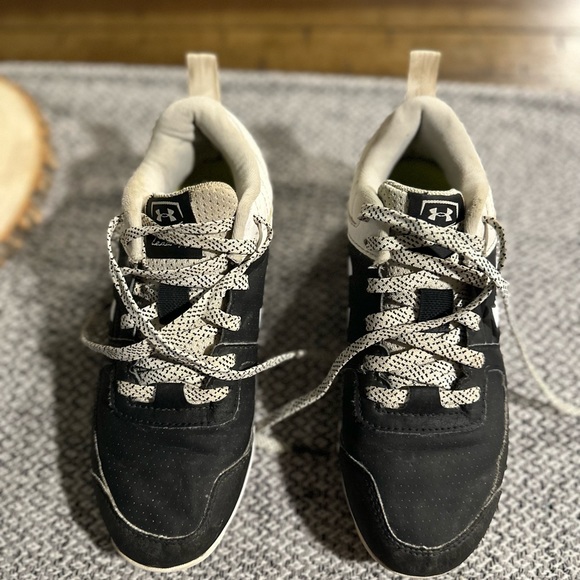 Under Armour Youth Baseball/ Football Cleats in size 1.5Y - Picture 3 of 6